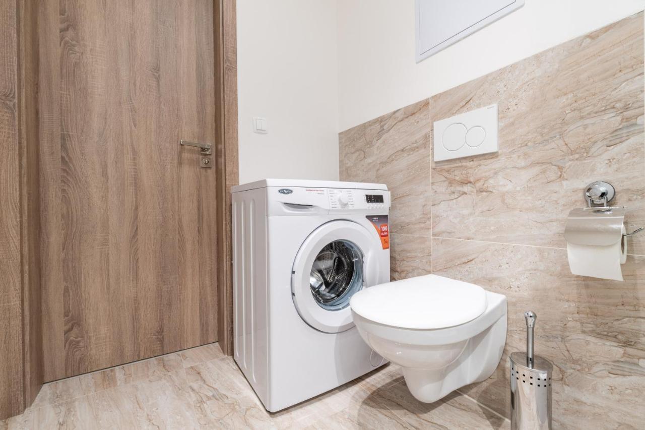 Brand New Two Room Apartment #34 With Free Secure Parking In The Center Prag Eksteriør billede
