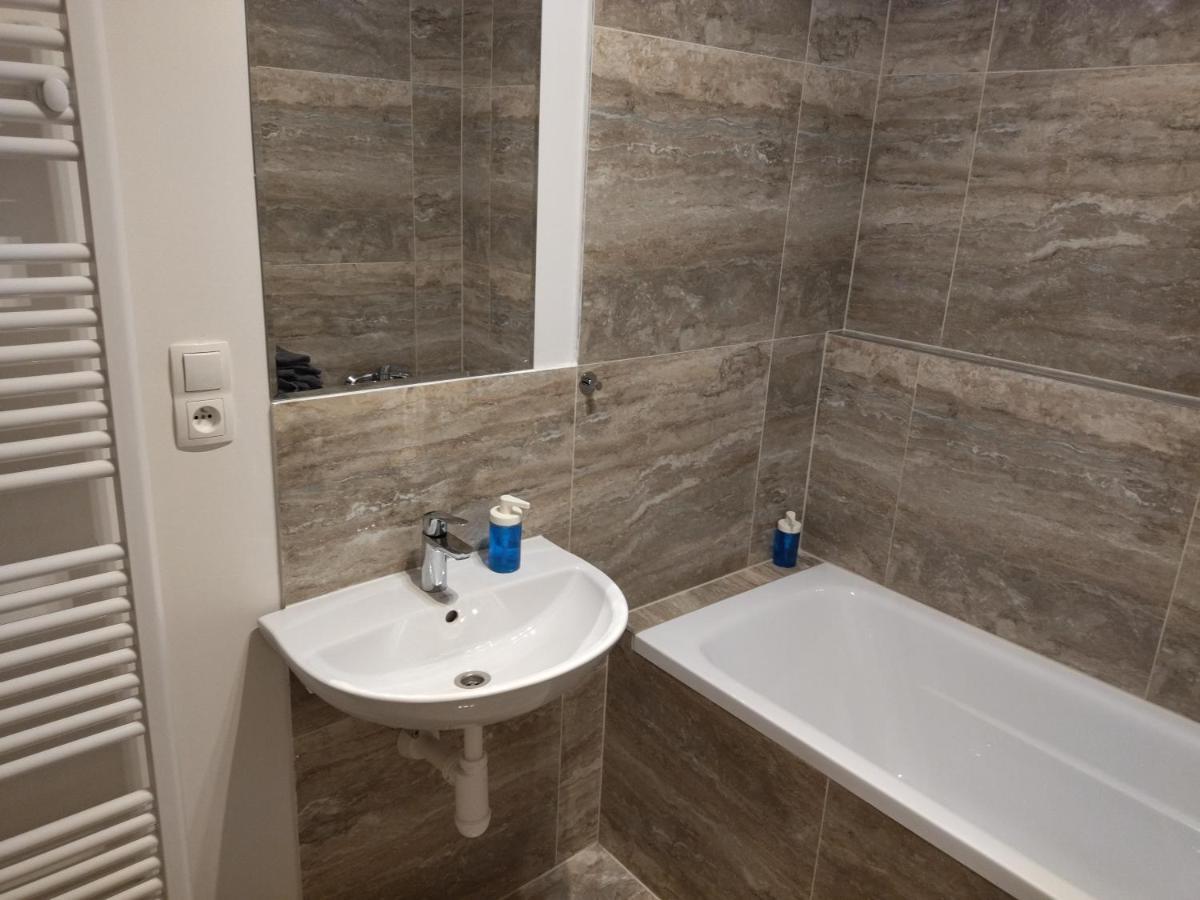 Brand New Two Room Apartment #34 With Free Secure Parking In The Center Prag Eksteriør billede