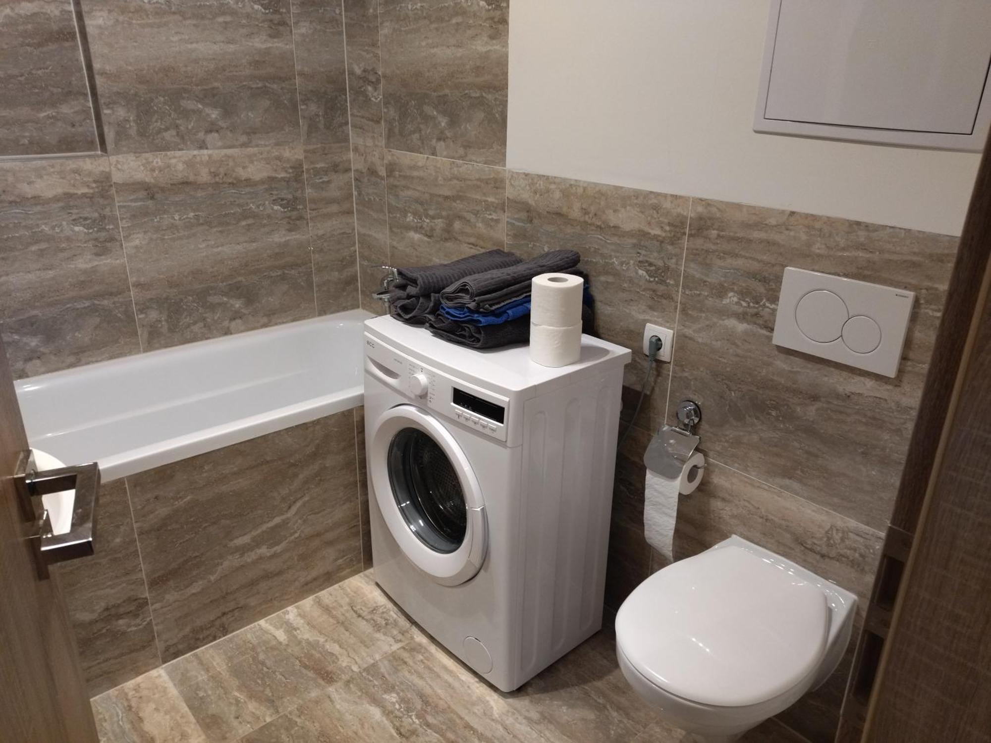 Brand New Two Room Apartment #34 With Free Secure Parking In The Center Prag Eksteriør billede